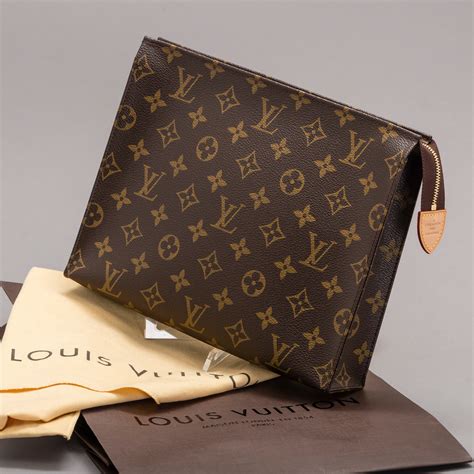 toiletry pouch 26 louis vuitton|Louis Vuitton zipper pouch.